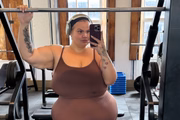 Thais Carla posa na academia após exercícios físicos