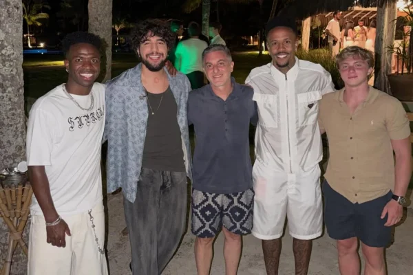 Nattan “abraça” Zé Felipe e Vini Jr. em foto após gafe com música