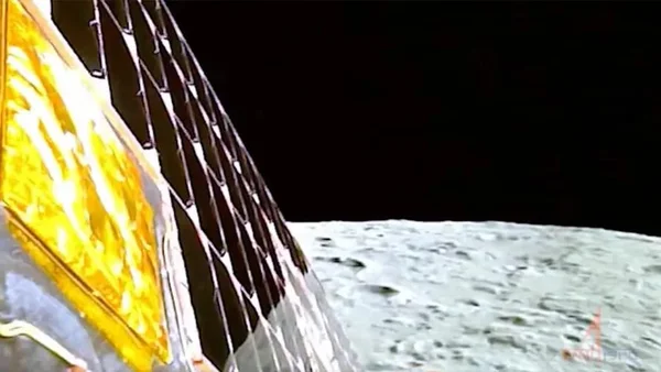 Imagem colorida de região inexplorada da Lua - Metrópoles