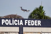 Senador Weverton (PDT) desembarca em Brasília, no dia 1º/9/2025, em avião particular; mesma aeronave também já foi usada pelo Careca do INSS