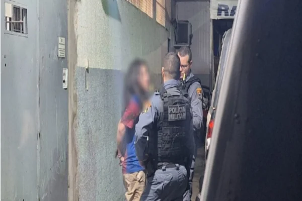 Policiais prendendo mulher que agrediu um casal no bar em Cuiabá - Metrópoles
