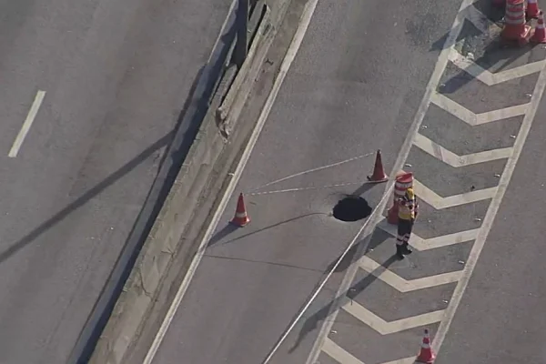 Marginal Tietê tem trecho fechado após buraco surgir na pista central