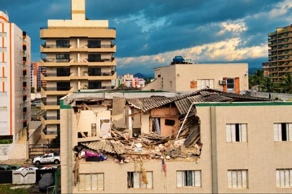 Imagem colorida mostra dano em prédio após explosão de botijão. Metrópoles