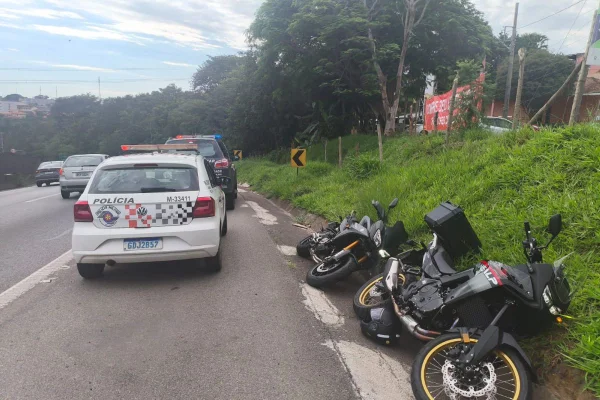 Dupla é presa após roubar moto na Raposo Tavares e fugir pela mata