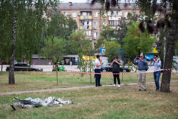 Imagem colorida mostra pessoas observando drone russo que foi abatido sobre Kiev, na Ucrânia - Metrópoles