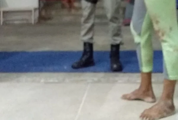 Briga entre trisal termina com um deles esfaqueado no peito