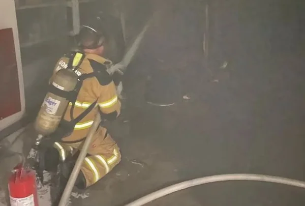 imagem de bombeiro apagando incêndio em shopping - Metrópoles