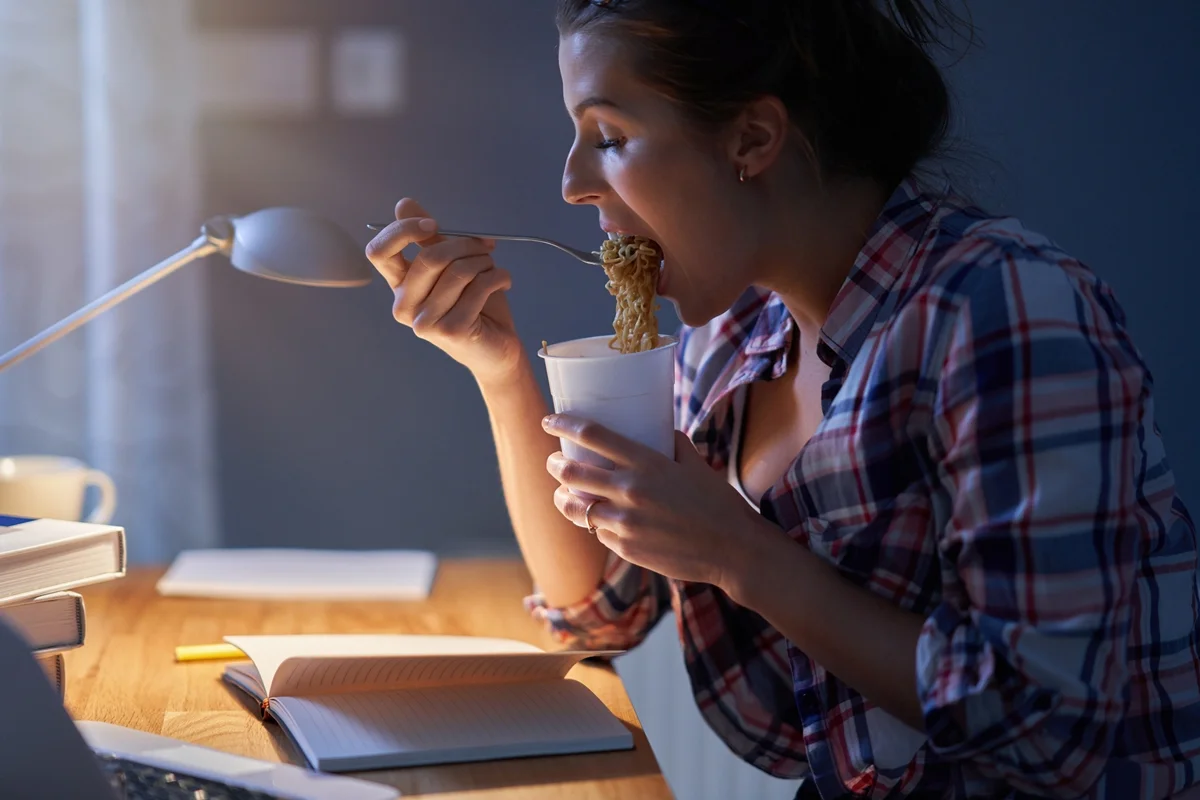 Jantar tarde é mais prejudicial do que dormir com fome Jantar tarde é mais prejudicial do que dormir com fome