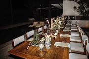 Mesa de jantar para os convidados  Mesa de jantar para os convidados
