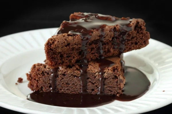 Bolo trufado de chocolate molhadinho e prático que parece brownie