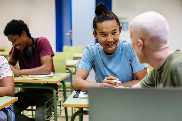 A Universidade Católica de Brasília (UCB) está com inscrições abertas até 14 de fevereiro para o curso gratuito de português destinado a migrantes e refugiados. As aulas serão realizadas presencialmente no Campus Taguatinga e têm início previsto para março. O objetivo é auxiliar os participantes no aprimoramento da leitura, escrita e oralidade, além de prepará-los para o exame de proficiência em Língua Portuguesa, exigido para a naturalização de estrangeiros pela Polícia Federal (PF).