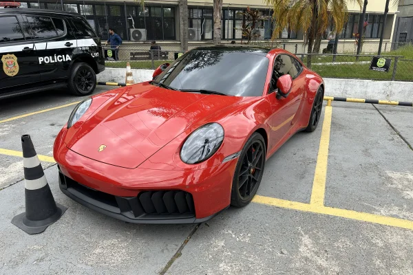 Imagem colorida de porsche vermelha. Metrópoles