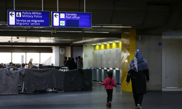 SP contrata abrigos para pôr fim a acampamento de afegãos no aeroporto