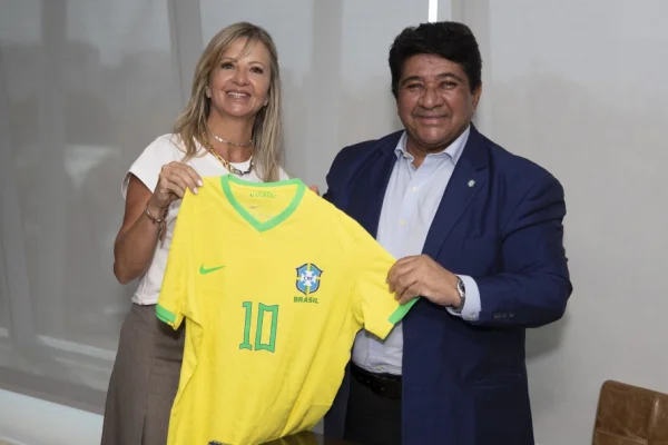Imagem colorida da nova coordenadora técnica da seleção feminina, Cris Gambaré- Metrópoles
