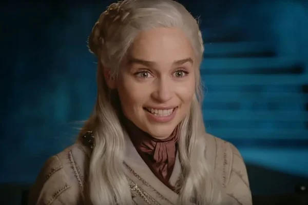 Foto colorida de Emilia Clarke, Daenerys, de Game of Thrones - Metrópoles
