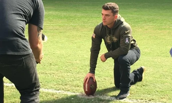 Ídolo da NFL, jogador criado em Brasília recebe homenagem no DF