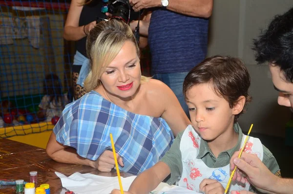 Com gravidez de risco, Eliana posa com filho e dá conselho emocionante