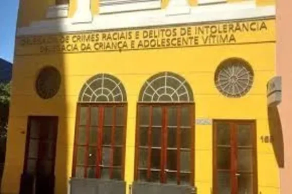 Fachada da Delegacia de Crimes Raciais e Delitos de Intolerância (Decradi) professor