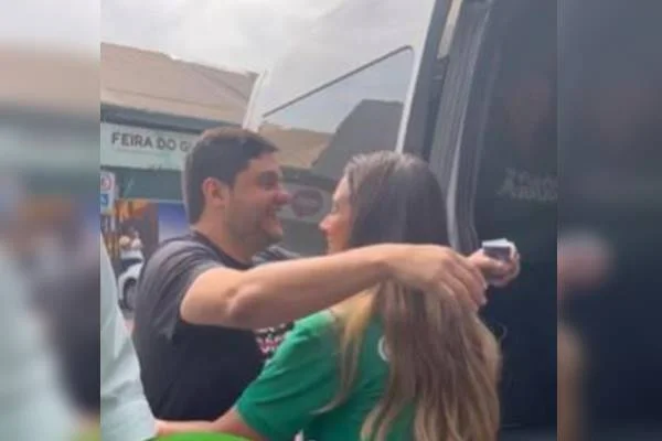Fotografia colorida de homem abraçando mulher