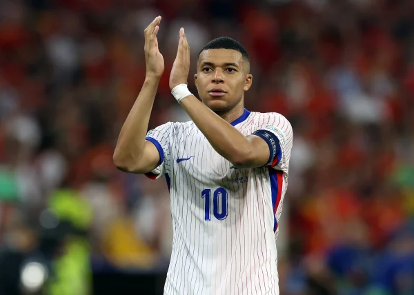 Foto colorida de Mbappé - Metrópoles