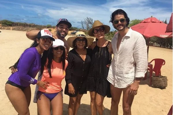 Fátima Bernardes curte fim de semana com namorado em praia paradisíaca