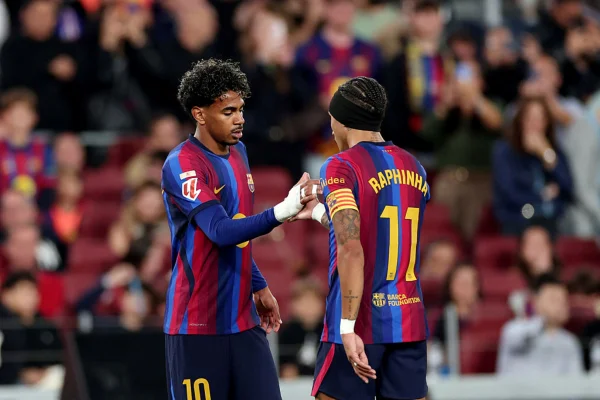 Imagem colorida de Lamine Yamal e Raphinha comemorando gol do Barcelona- MEtropoles