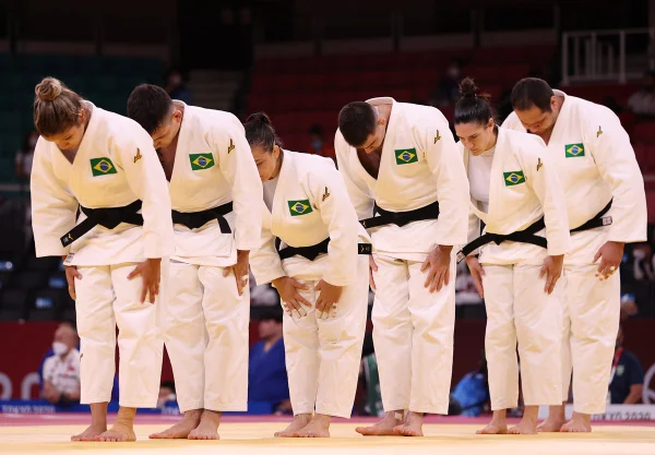 Judô brasileiro sofre 2 derrotas e deixa Tóquio sem medalha na briga por equipes