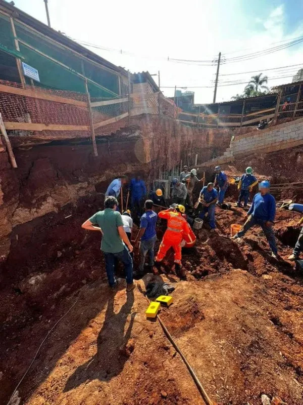 Trabalhadores foram soterrados em queda de talude durante obra no bairro Belvedere, região centro-sul de Belo Horizonte