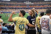 Bri e Pedro, seu namorado brasileiro, gravam vídeos juntos