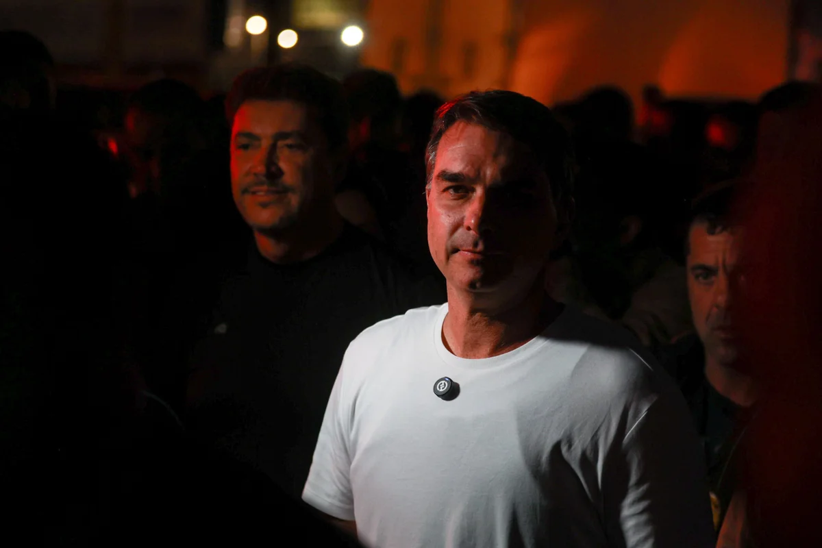 Em Goiás, Flávio Bolsonaro ameniza clima com Michelle: “Página virada” - imagem 1 Em Goiás, Flávio Bolsonaro ameniza clima com Michelle: “Página virada” - imagem 1