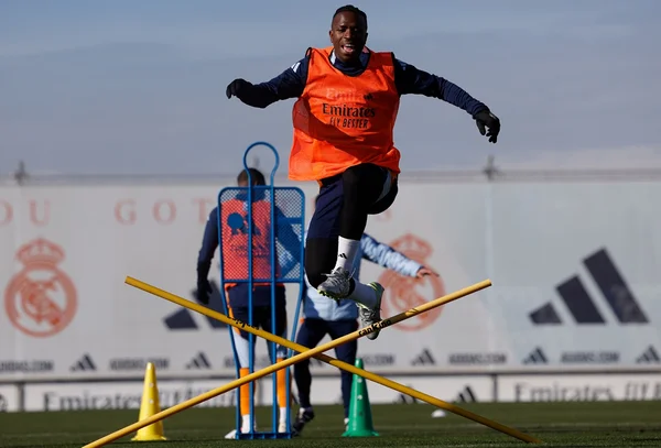 Imagem colorida de Vini Jr do Real Madrid treinando - Metrópoles
