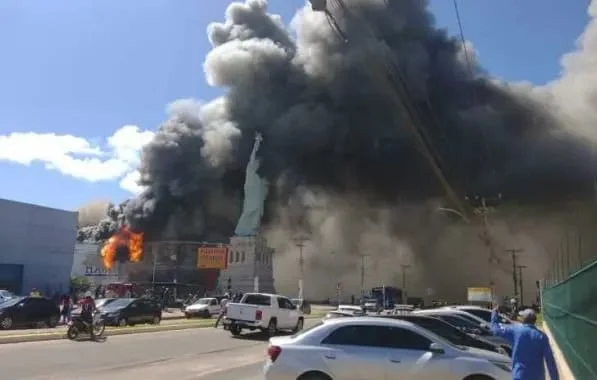 Incêndio em loja da Havan, na Bahia, causa nuvens cinzas de fumaça próximo a estátua da Liberdade na frente do local - Metrópoles