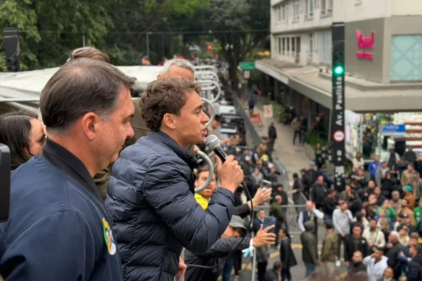 Imagem colorida do Deputado federal Nikolas Ferreira (PL-MG) em ato na Avenida Paulista