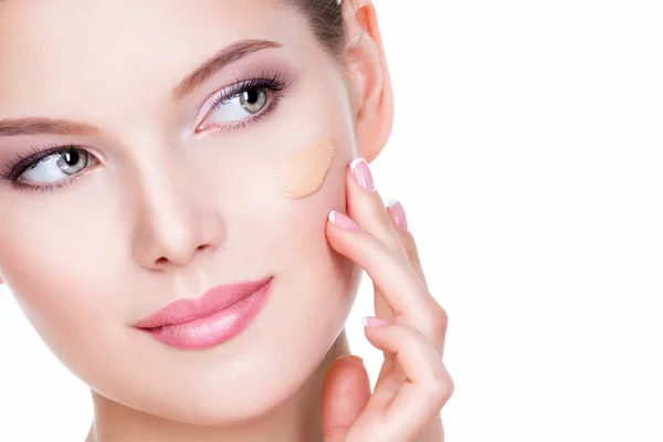 Conheça o BB Cream feito especialmente para a pele das brasileiras