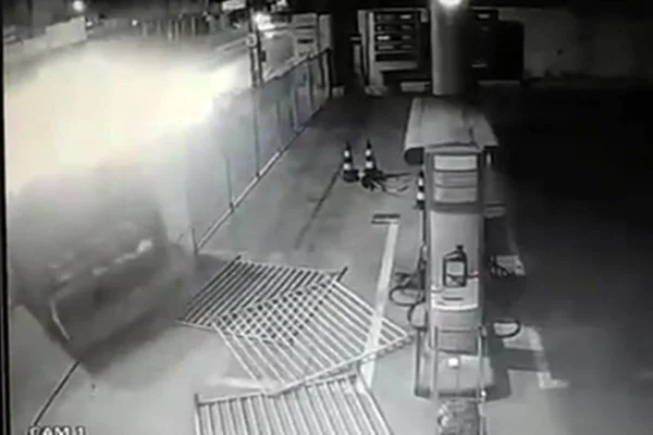 Bandidos usam caminhão de lixo para assaltar posto de combustível em João Pessoa