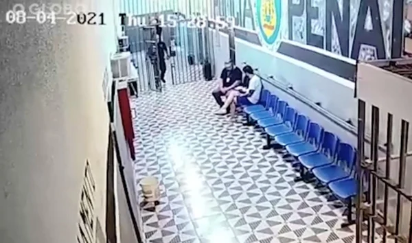 Caso Henry: Jairinho recebe sanduíche das mãos de diretor de presídio
