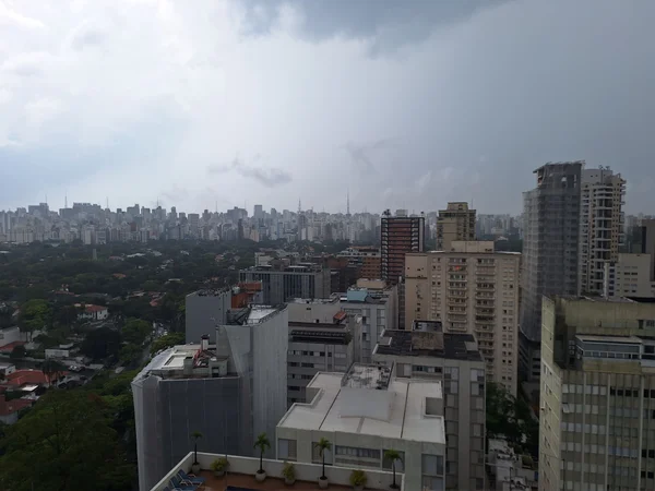 Imagem mostra prédios em área urbana - Metrópoles