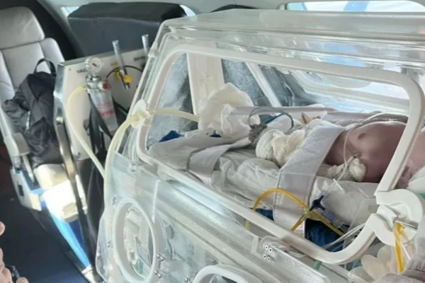 Imagens coloridas mostram bebê dentro de incubadora de hospital