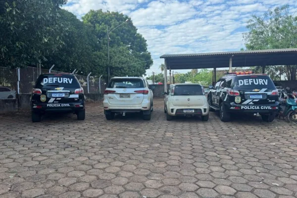 Foto de veículos e viaturas da Polícia Civil