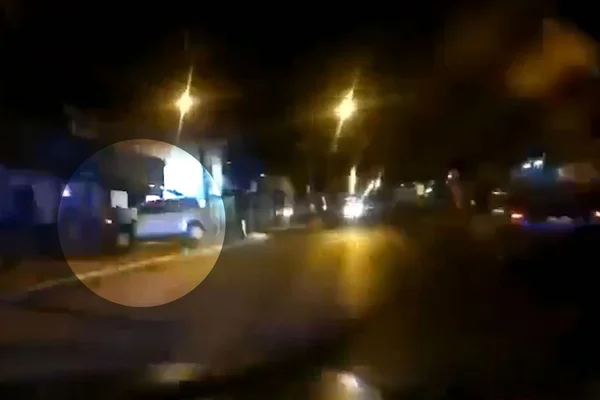 Carro bate em prédio