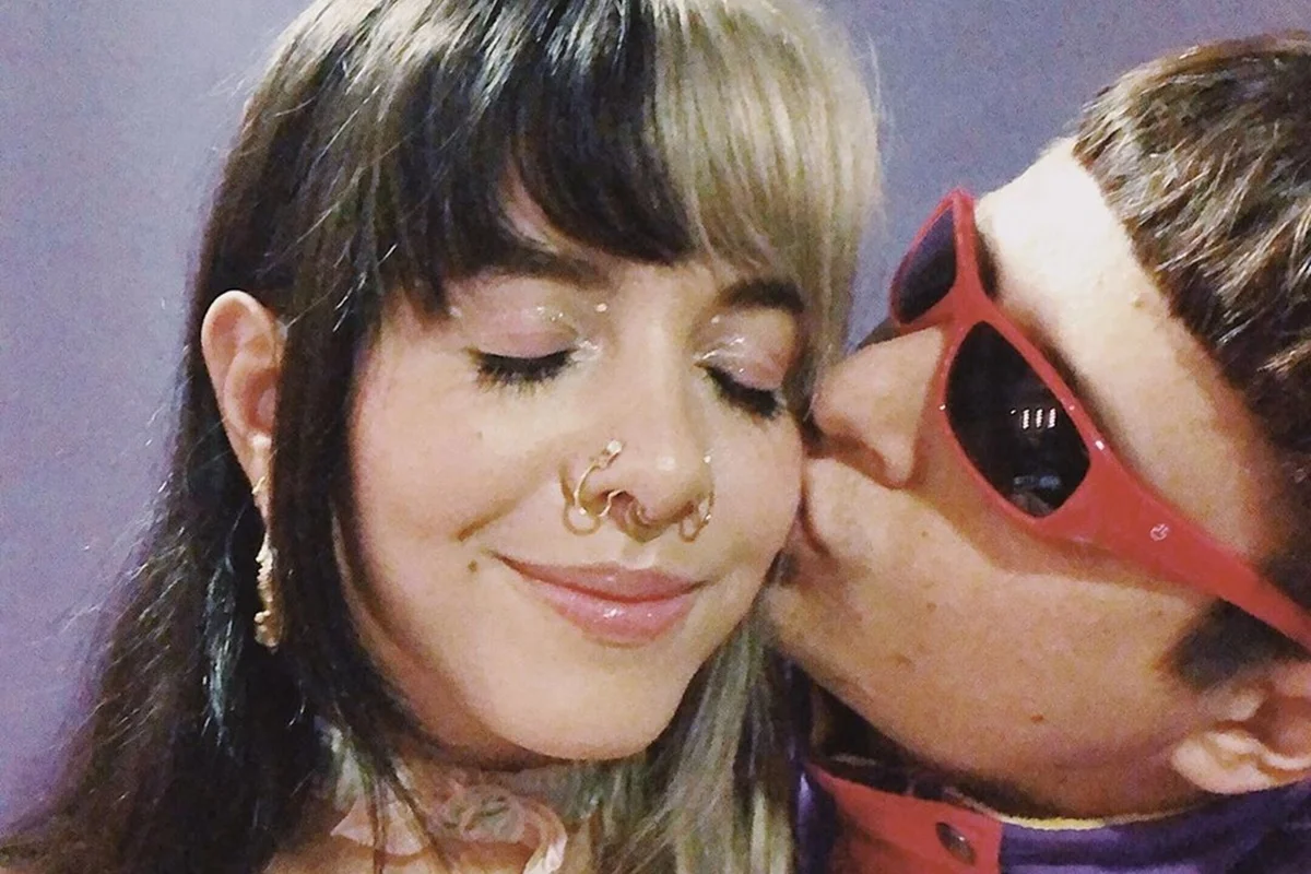 Melanie Martinez ganha beijinho do então namorado, Oliver Tree Melanie Martinez ganha beijinho do então namorado, Oliver Tree