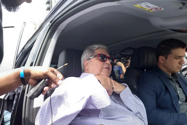Imagem mostra candidato durante campanha eleitoral em São Paulo - Metrópoles