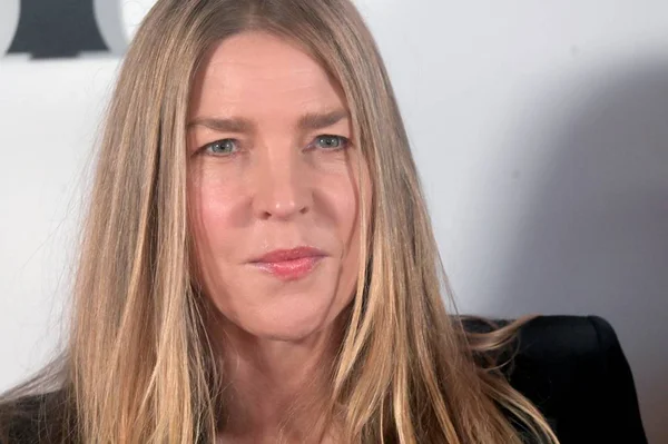 Mulher loira com cabelo liso e olhos claros - Metrópoles