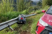 Ônibus desce ribanceira e deixa 5 mortos Ônibus desce ribanceira e deixa 5 mortos