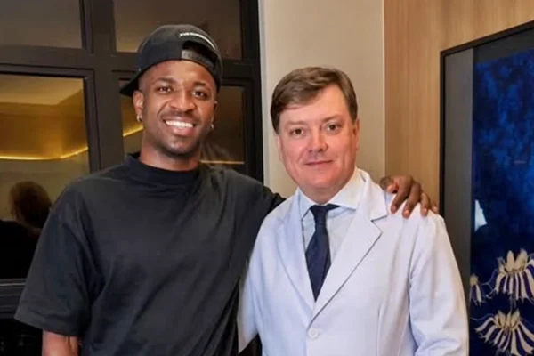 Médico exclui foto com Vini Jr. após harmonização viralizar - destaque galeria Médico exclui foto com Vini Jr. após harmonização viralizar - destaque galeria
