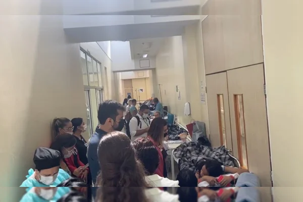 Corredor do Hospital Regional de Santa Maria lotado