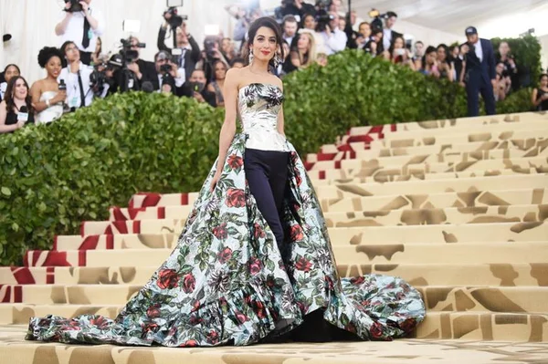 Confira os vestidos das celebridades no Met Gala 2018