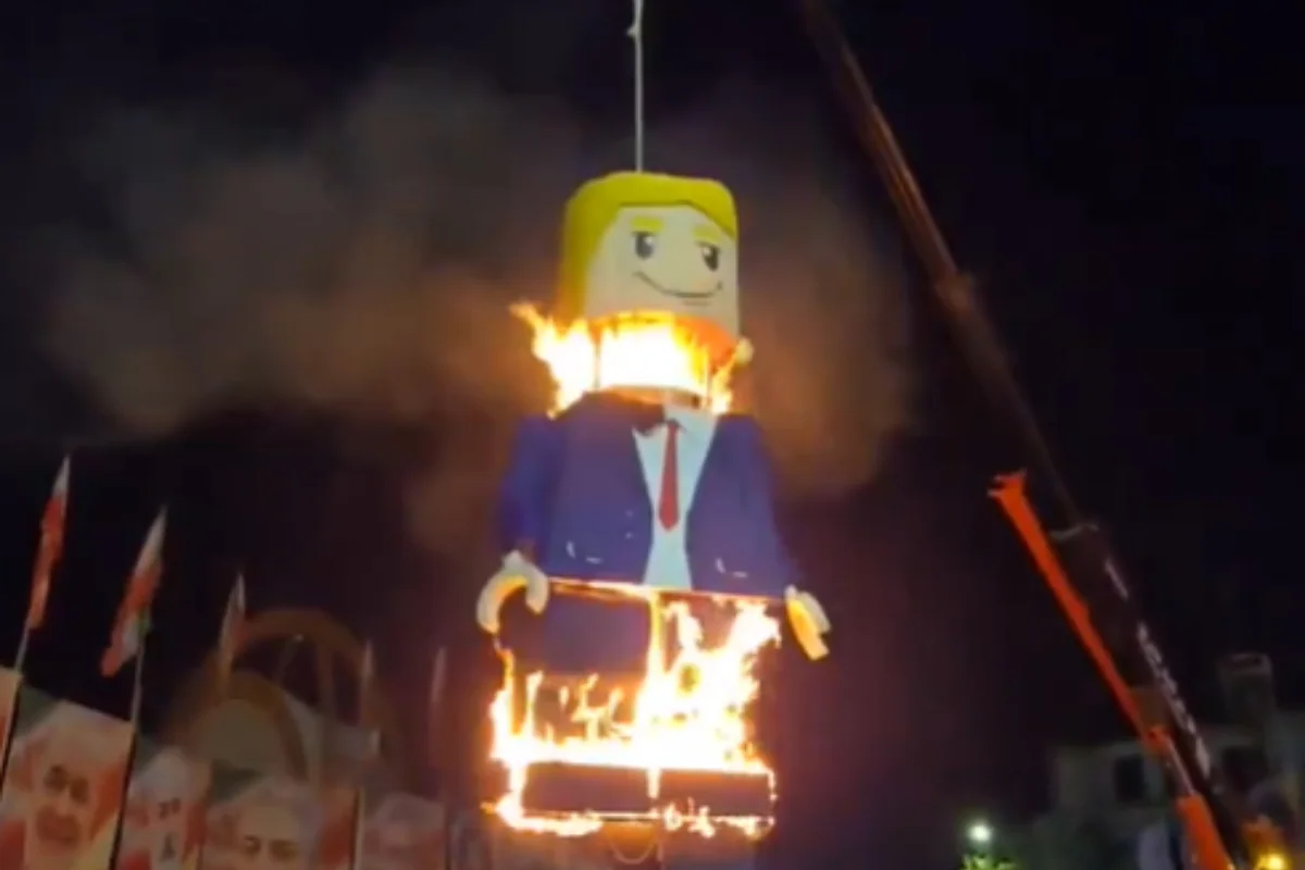 Iranianos queimam Lego de Trump durante funeral de líder iraniano