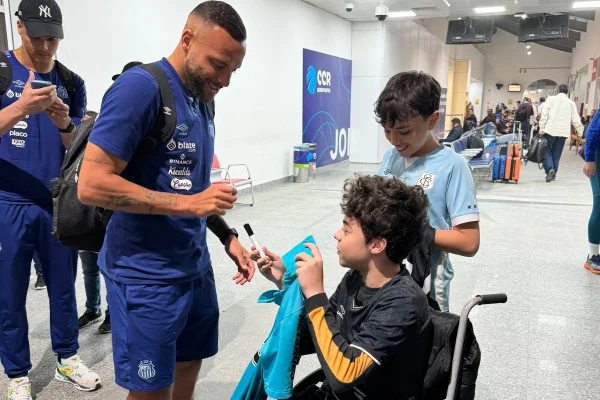 Imagem colorida da recepção da torcida aos jogadores do Santos em Joinville- MEtróples