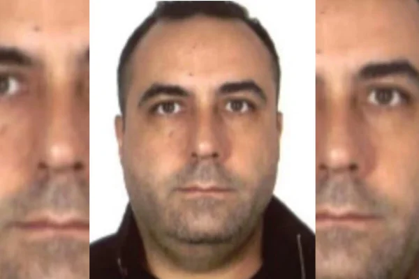 Homem branco com barba por fazer, em retrato com fundo branco - Metrópoles